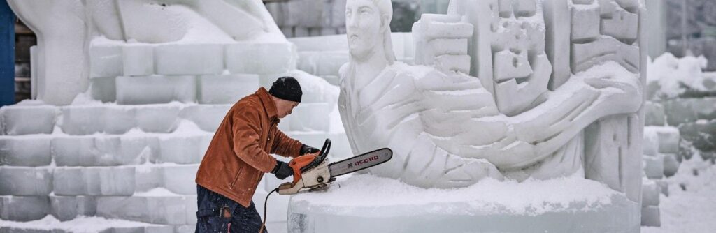 a wedding ice sculpturer working outside