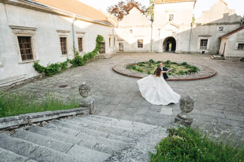 newly married couple dancing inside courtyard at a uk wedding venue